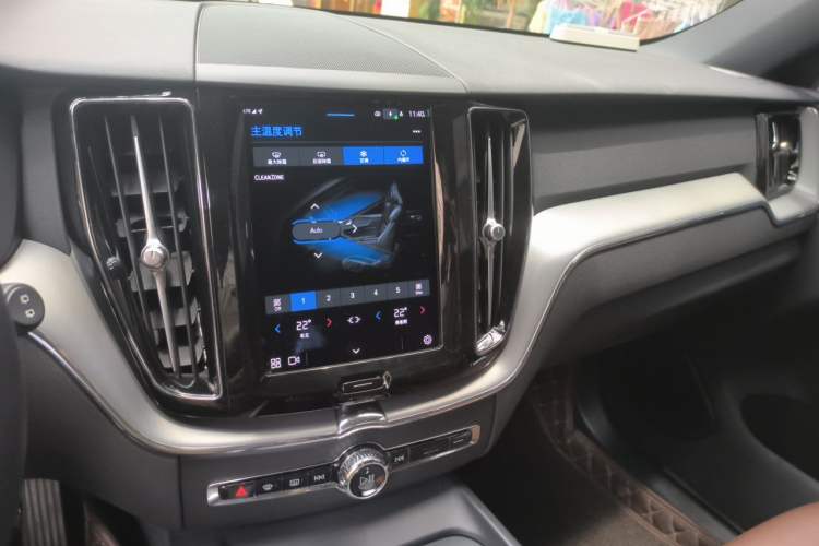 Used Volvo XC60 2022 B5 4x4 Zhiyi Luxury Edition Audio And AC Panel