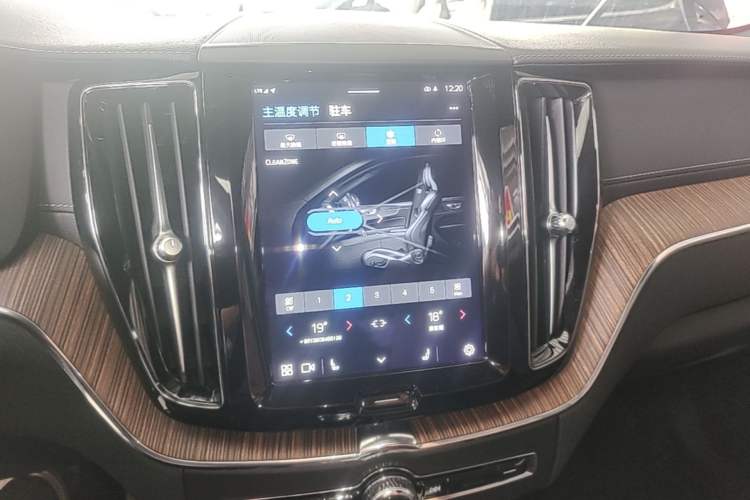 Used Volvo XC60 2022 B5 4x4 Smart Luxury Edition Audio And AC Panel
