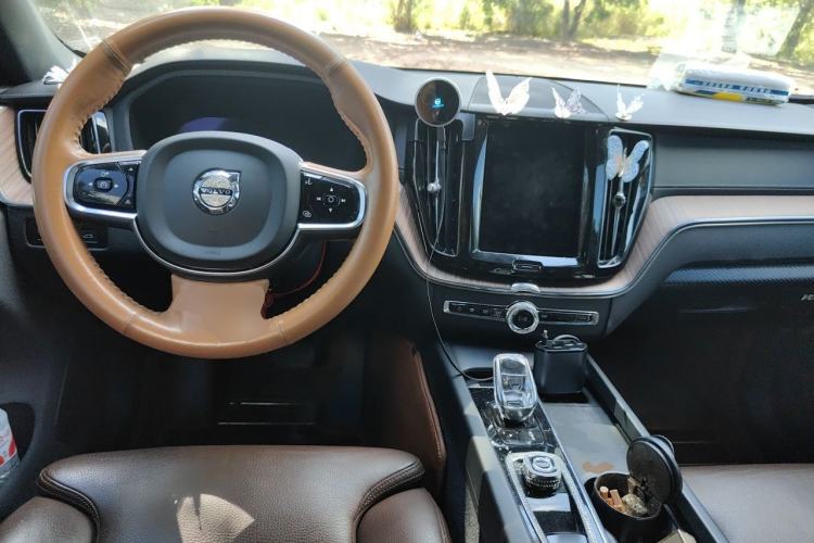 Used Volvo XC60 2022 B5 4x4 Smart Luxury Edition Center Console