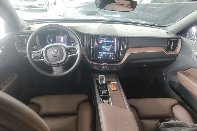 Used Volvo XC60 2022 B5 4x4 Smart Luxury Edition Center Console