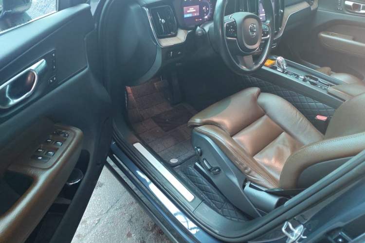 Used Volvo XC60 2022 B5 4x4 Smart Luxury Edition Driver Seat