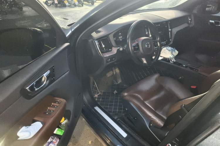 Used Volvo XC60 2022 B5 4x4 Smart Luxury Edition Driver Seat