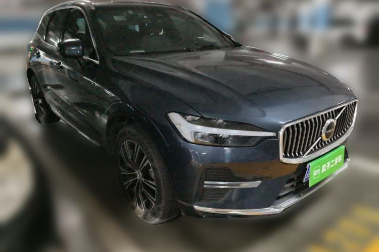 Used Volvo XC60 2022 B5 4x4 Smart Luxury Edition Front Right 45 Deg
