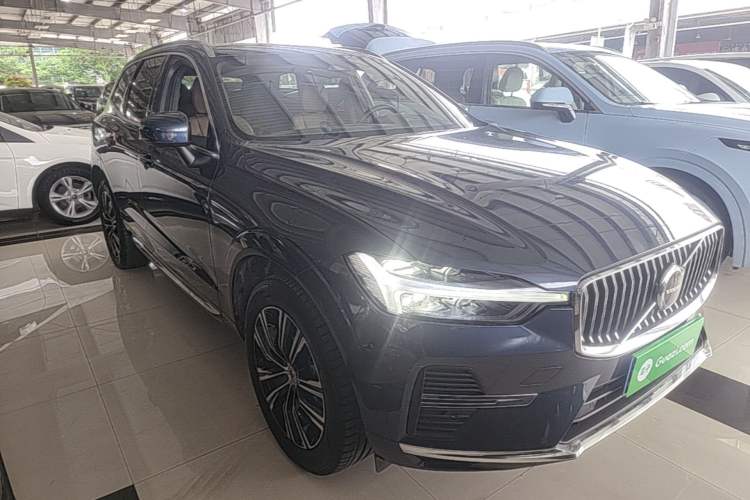 Used Volvo XC60 2022 B5 4x4 Smart Luxury Edition Front Right 45 Deg
