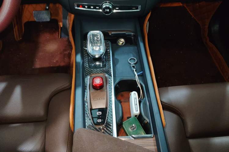 Used Volvo XC60 2022 B5 4x4 Smart Luxury Edition Gear Lever