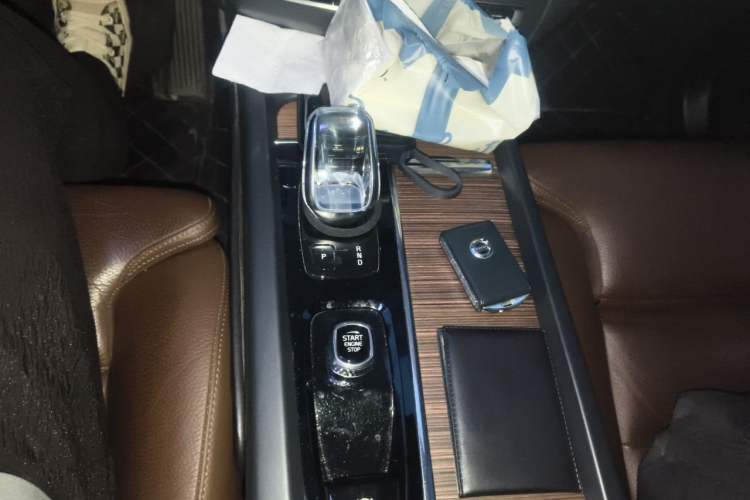 Used Volvo XC60 2022 B5 4x4 Smart Luxury Edition Gear Lever