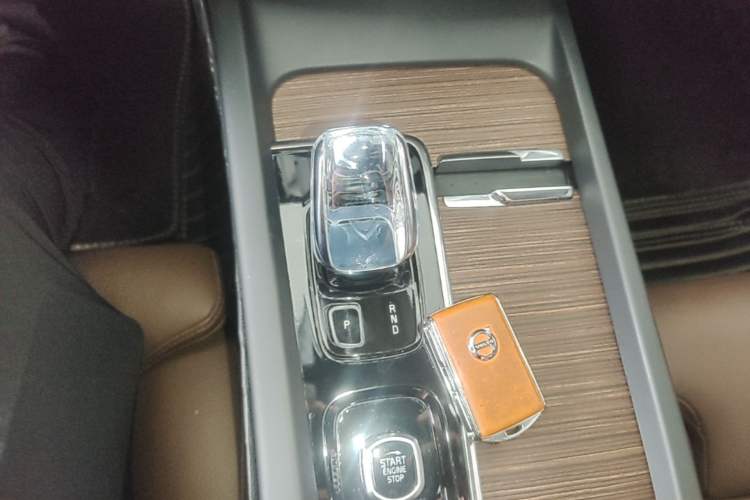 Used Volvo XC60 2022 B5 4x4 Smart Luxury Edition Gear Lever