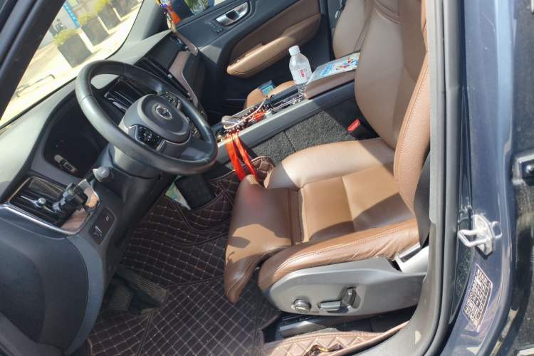 Used Volvo XC60 2022 B5 4x4 Smart & Advanced Sport Edition Left Front Seat