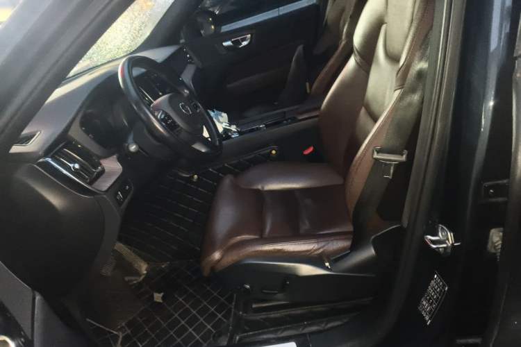 Used Volvo XC60 2022 B5 4x4 Smart Luxury Edition Left Front Seat