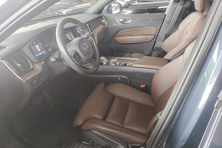 Used Volvo XC60 2022 B5 4x4 Smart Luxury Edition Left Front Seat