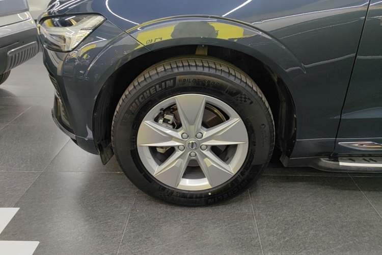 Used Volvo XC60 2022 B5 4x4 Zhiyi Luxury Edition Left Front Wheel Hub
