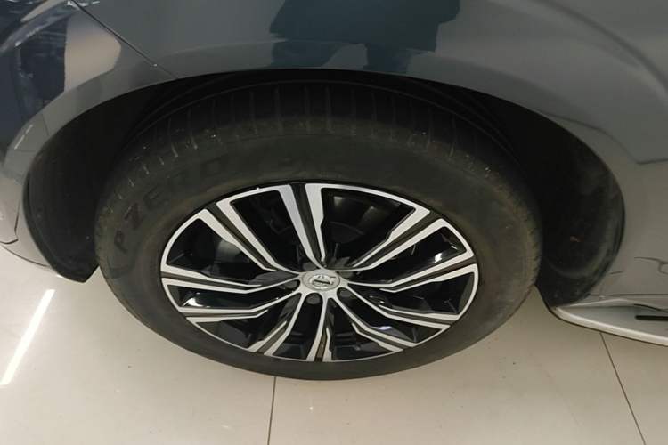 Used Volvo XC60 2022 B5 4x4 Zhiya Luxury Edition Left Front Wheel Hub