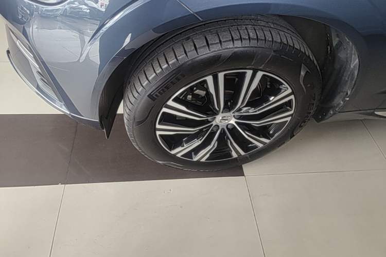 Used Volvo XC60 2022 B5 4x4 Smart Luxury Edition Left Front Wheel Hub