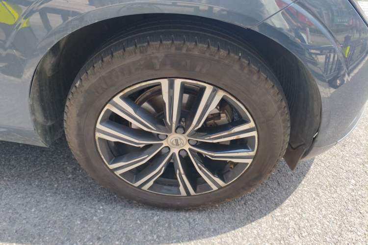 Used Volvo XC60 2022 B5 4x4 Smart & Advanced Sport Edition Right Front Wheel Hub
