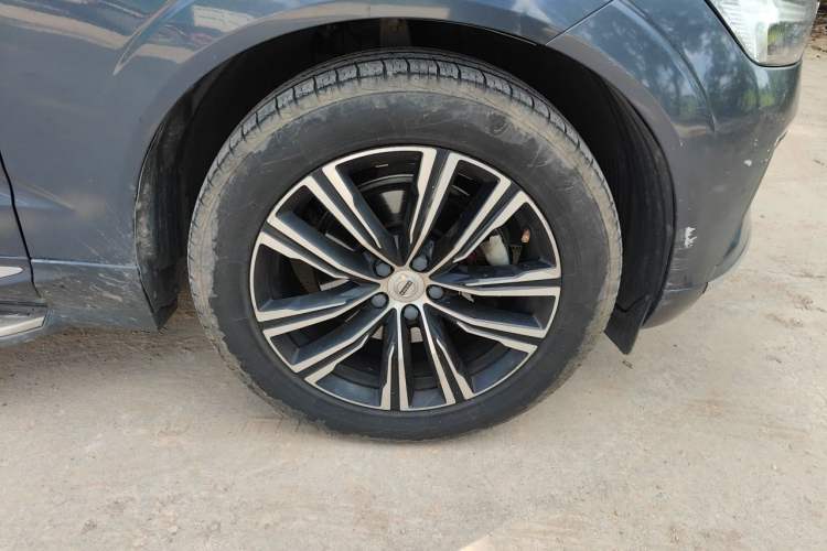 Used Volvo XC60 2022 B5 4x4 Smart Luxury Edition Right Front Wheel Hub