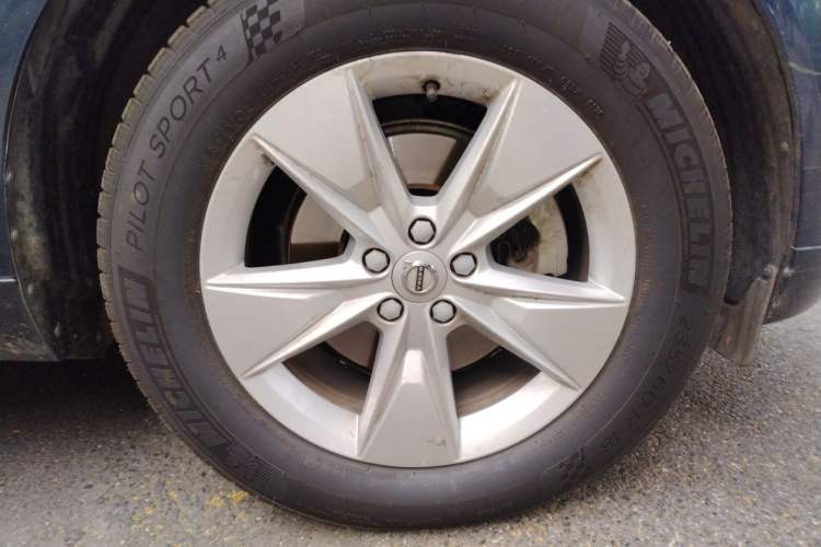 Used Volvo XC60 2022 B5 4x4 Zhiyi Luxury Edition Right Front Wheel Hub