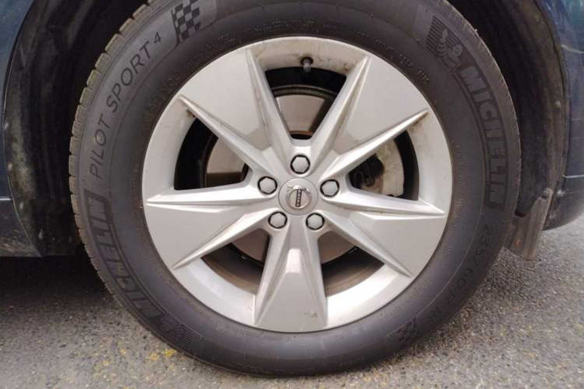 Used Volvo XC60 2022 B5 4x4 Zhiyi Luxury Edition Right Front Wheel Hub