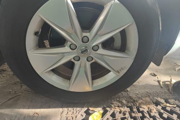 Used Volvo XC60 2022 B5 4x4 Zhiyi Sport Edition Right Front Wheel Hub