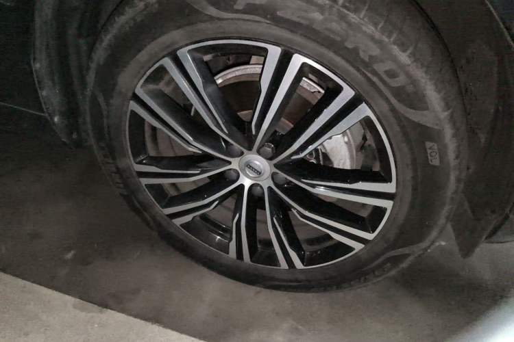 Used Volvo XC60 2022 B5 4x4 Smart Luxury Edition Right Front Wheel Hub
