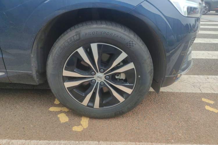 Used Volvo XC60 2022 B5 4x4 Zhiyi Luxury Edition Right Front Wheel Hub