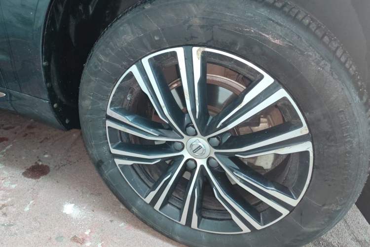 Used Volvo XC60 2022 B5 4x4 Smart Luxury Edition Right Front Wheel Hub