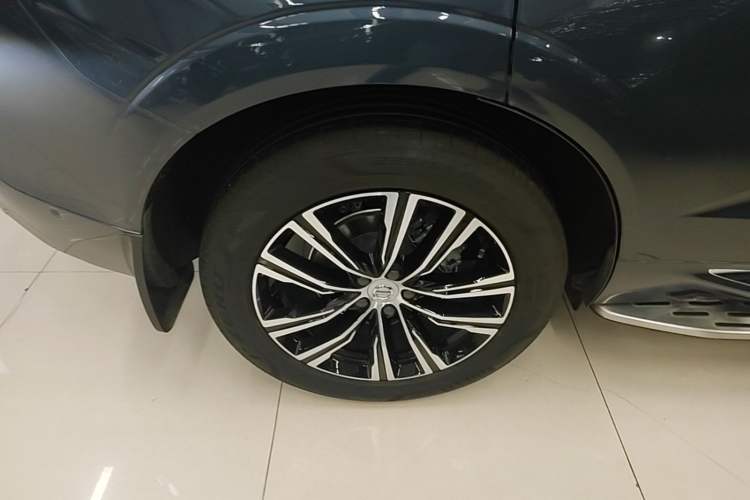 Used Volvo XC60 2022 B5 4x4 Zhiya Luxury Edition Right Rear Wheel Hub