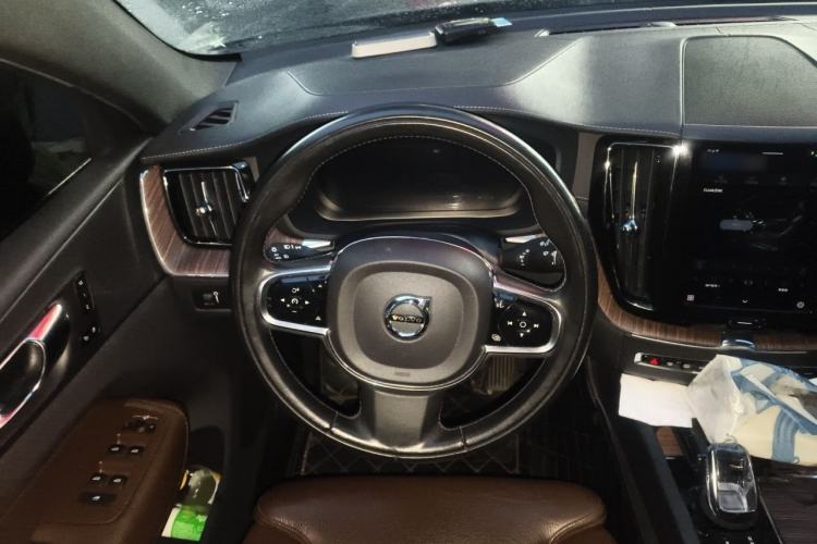 Used Volvo XC60 2022 B5 4x4 Smart Luxury Edition Steering Wheel