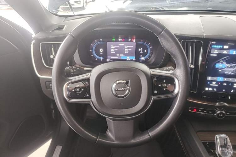 Used Volvo XC60 2022 B5 4x4 Smart Luxury Edition Steering Wheel