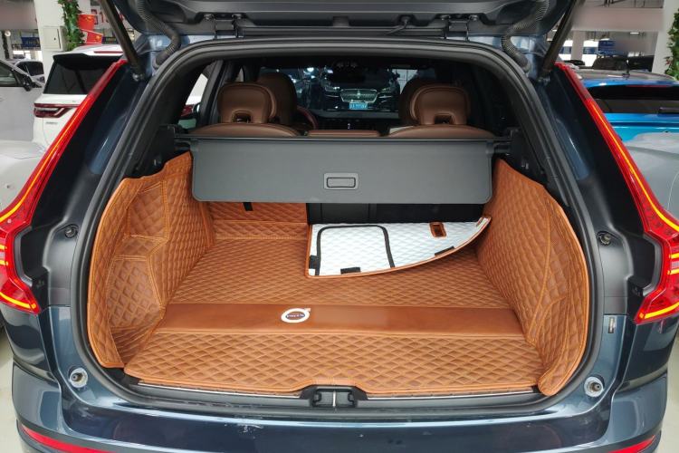 Used Volvo XC60 2022 B5 4x4 Smart Luxury Edition Trunk