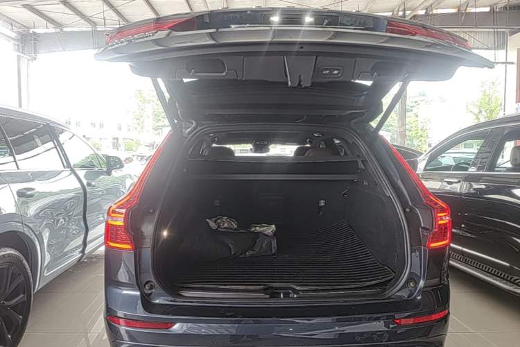 Used Volvo XC60 2022 B5 4x4 Smart Luxury Edition Trunk