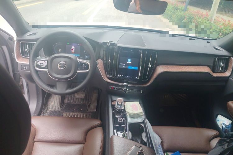 Used Volvo XC60 2022 B5 4x4 Smart Luxury Edition Center Console