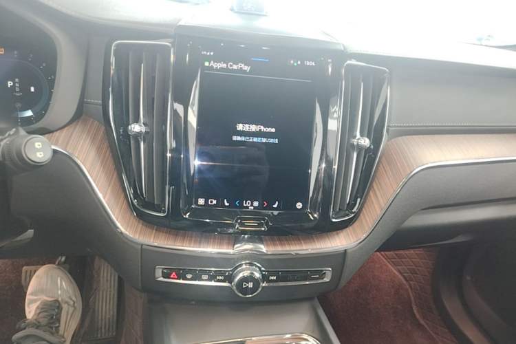 Used Volvo XC60 2022 B5 4x4 Smart Luxury Edition Audio And AC Panel