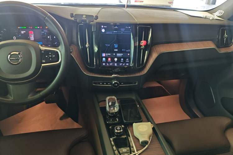 Used Volvo XC60 2022 B5 4x4 Smart Luxury Edition Audio And AC Panel
