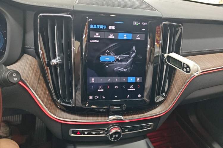 Used Volvo XC60 2022 B5 4x4 Smart Luxury Edition Audio And AC Panel