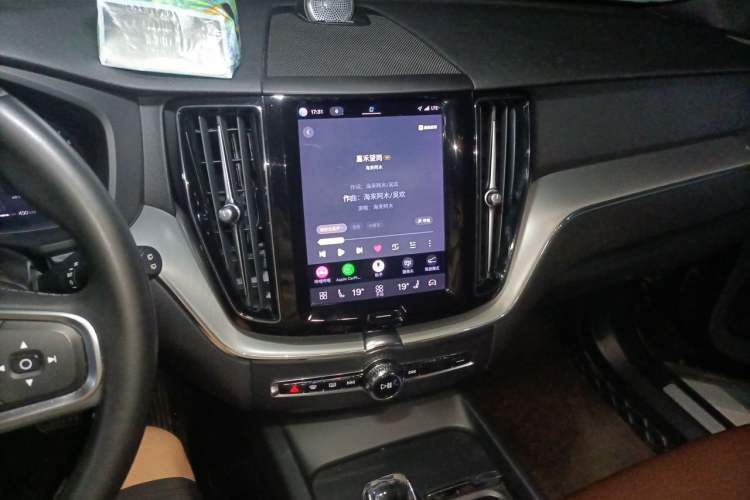 Used Volvo XC60 2022 B5 4x4 Zhiyi Luxury Edition Audio And AC Panel