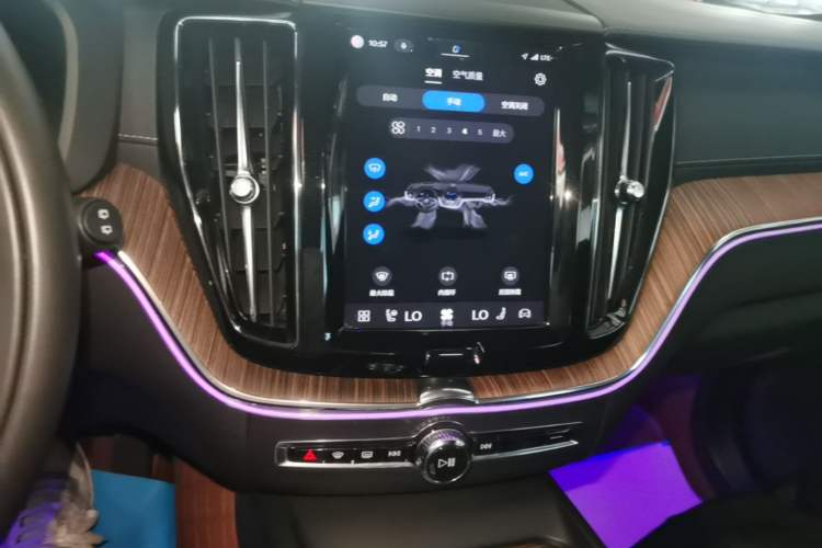 Used Volvo XC60 2022 B5 4x4 Smart Luxury Edition Audio And AC Panel