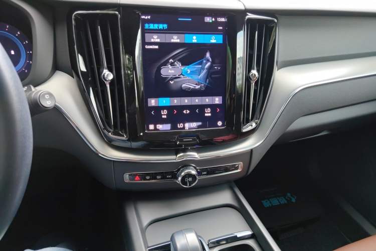 Used Volvo XC60 2022 B5 4x4 Zhiyi Luxury Edition Audio And AC Panel