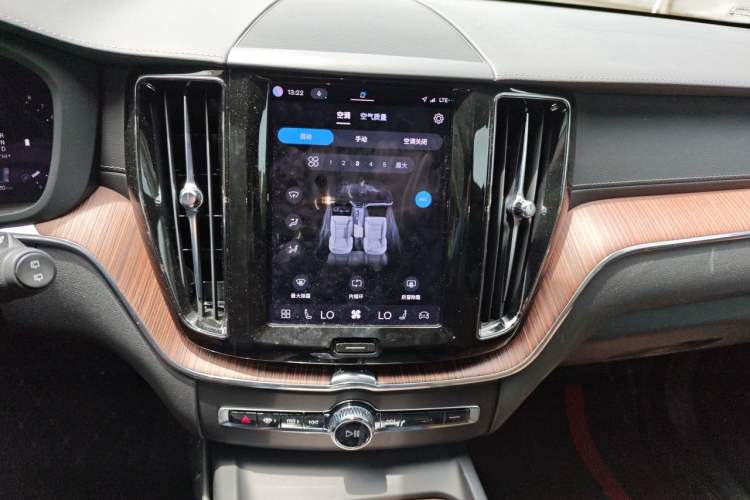 Used Volvo XC60 2022 B5 4x4 Smart Luxury Edition Audio And AC Panel