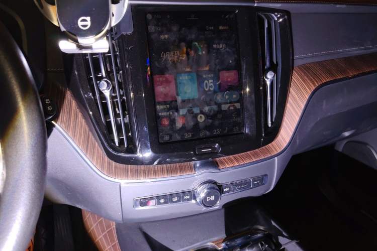 Used Volvo XC60 2022 B5 4x4 Smart Luxury Edition Audio And AC Panel