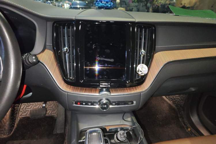 Used Volvo XC60 2022 B5 4x4 Smart Luxury Edition Audio And AC Panel
