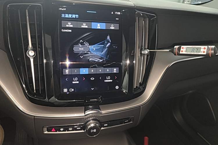 Used Volvo XC60 2022 B5 4x4 Zhiyi Luxury Edition Audio And AC Panel
