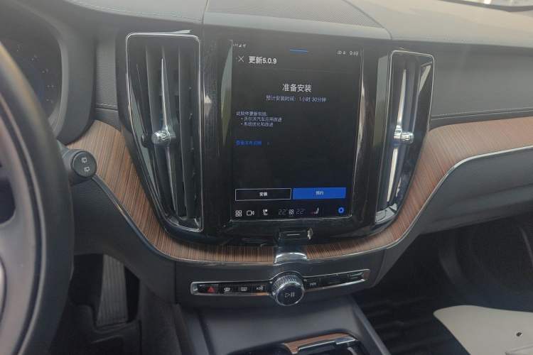 Used Volvo XC60 2022 B5 4x4 Smart Luxury Edition Audio And AC Panel