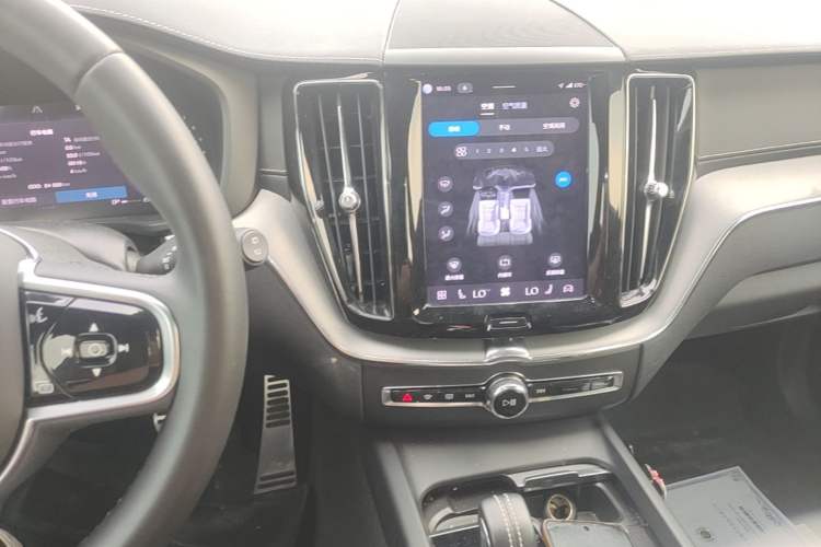 Used Volvo XC60 2022 B5 4x4 Smart & Advanced Sport Edition Audio And AC Panel