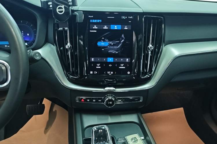 Used Volvo XC60 2022 B5 4x4 Zhiyi Luxury Edition Audio And AC Panel