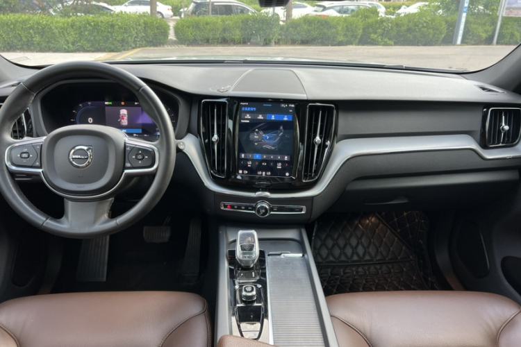 Used Volvo XC60 2022 B5 4x4 Zhiyi Luxury Edition Audio And AC Panel