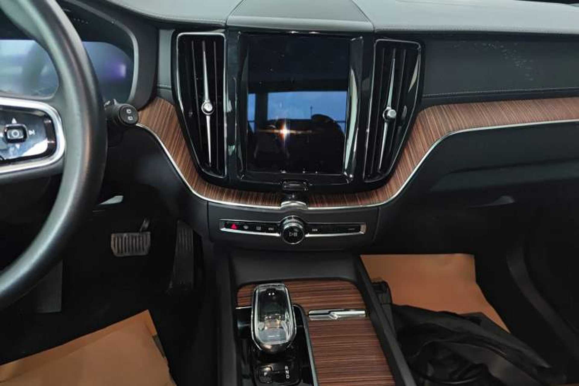 Used Volvo XC60 2022 B5 4x4 Smart Luxury Edition Audio And AC Panel