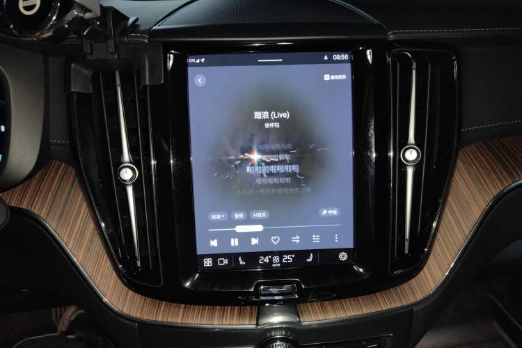 Used Volvo XC60 2022 B5 4x4 Smart Luxury Edition Audio And AC Panel