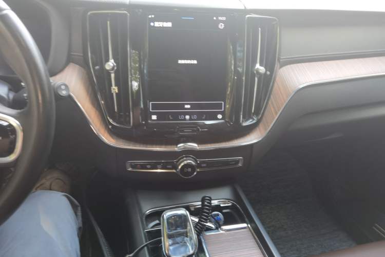 Used Volvo XC60 2022 B5 4x4 Smart Luxury Edition Audio And AC Panel