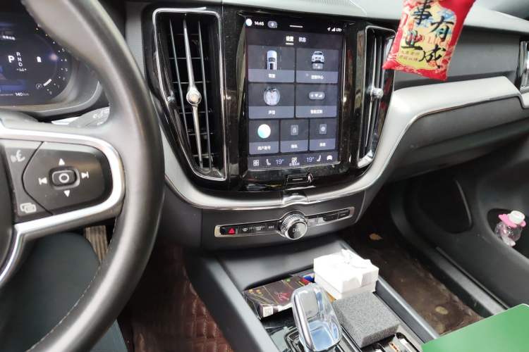 Used Volvo XC60 2022 B5 4x4 Zhiyi Luxury Edition Audio And AC Panel