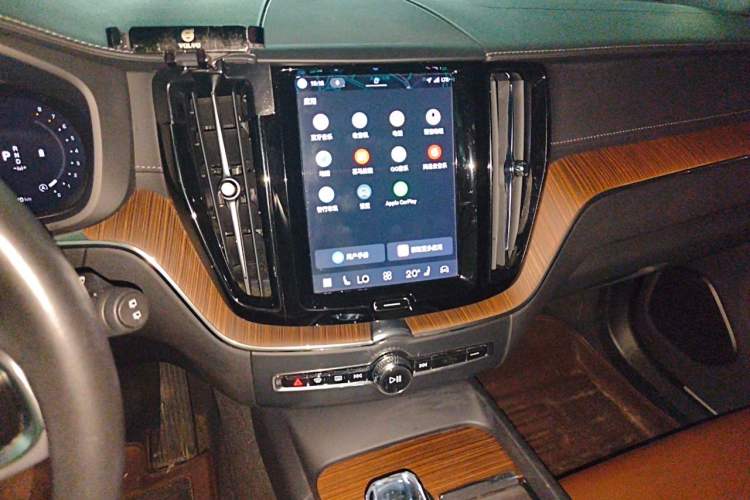 Used Volvo XC60 2022 B5 4x4 Smart Luxury Edition Audio And AC Panel